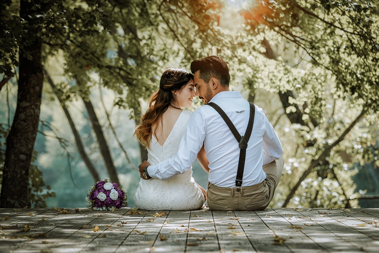 entdecken sie unsere atemberaubende kollektion von brautkleidern für ihren besonderen tag. elegante designs, hochwertige stoffe und perfekte passform für ihren traumlook.