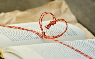 Wer kann mir bei der Auswahl personalisierter Geschenke helfen und Tipps zur perfekten Geschenkidee geben?